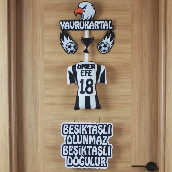 Yakın çekim: Yavrukartal amblemi, kupa ve yanan futbol topu detayları