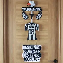 Yakın çekim: Yavrukartal amblemi, kupa ve yanan futbol topu detayları