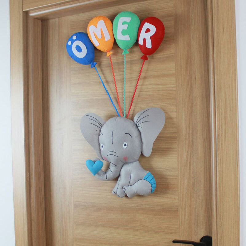 El yapımı sevimli fil figürü, mavi kalp ve dikiş detayları