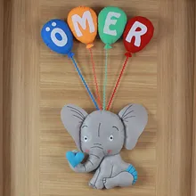 Yakın çekim: Ömer yazılı renkli keçe balon detayları