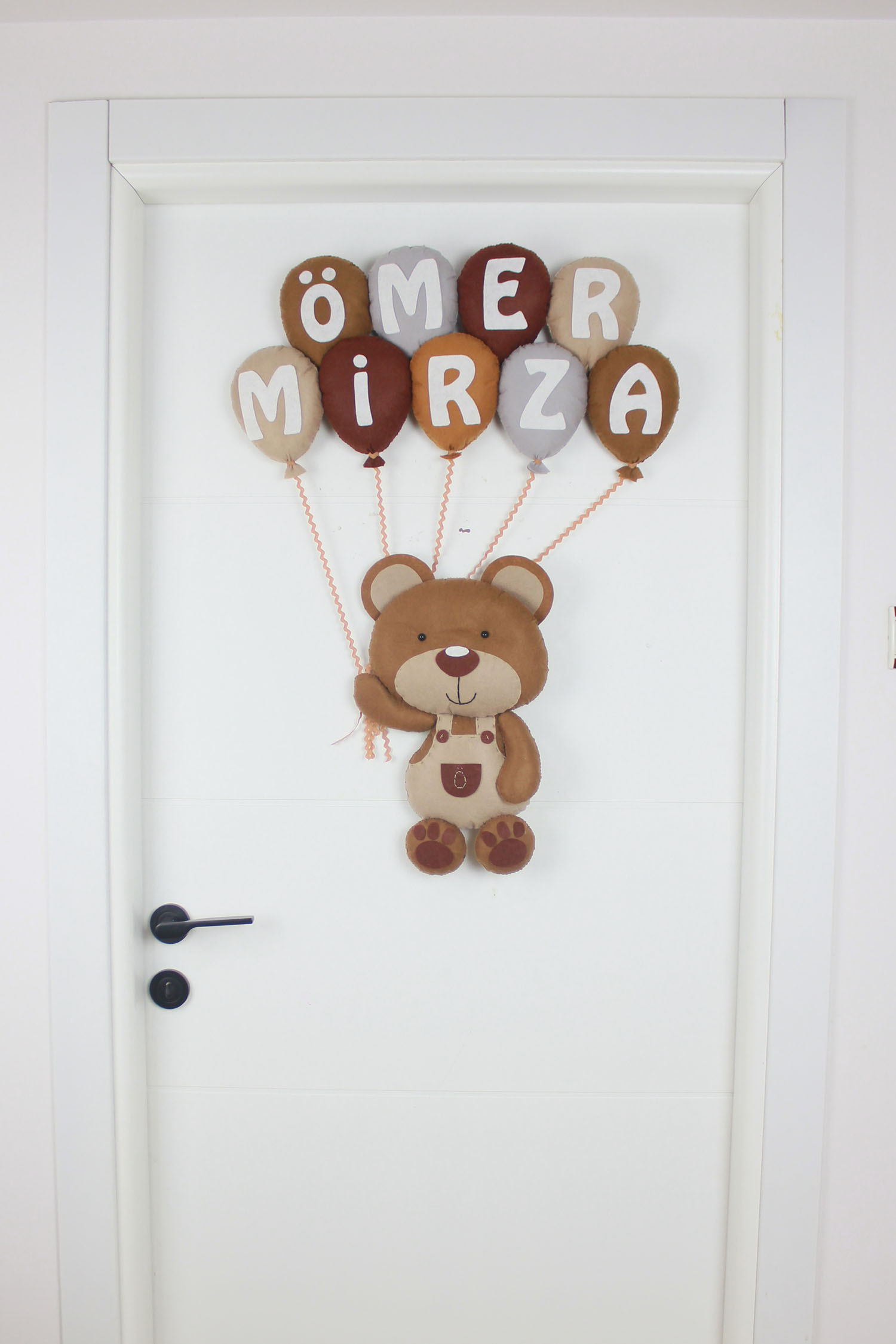 Ömer Mirza isimli balonlu ayıcık keçe bebek kapı süsü