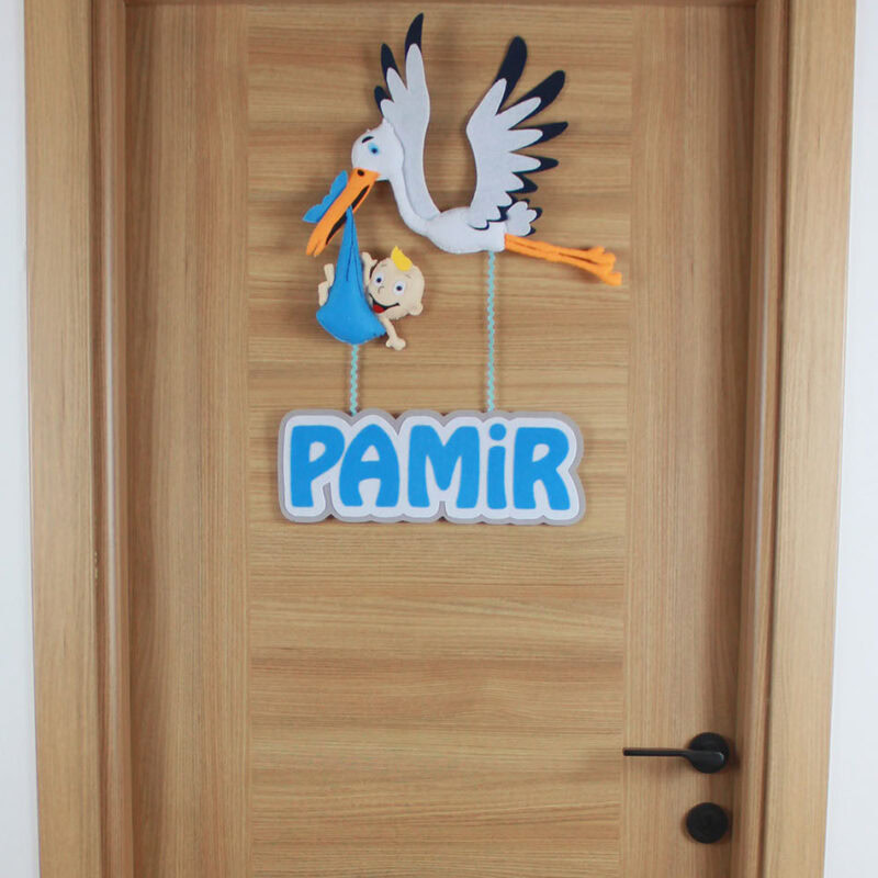 El yapımı Pamir isimli leyleğin bebek getirdiği keçe kapı süsü. Mavi tonlarında, kişiselleştirilmiş hastane ve bebek odası dekorasyon ürünü. Şimdi keşfet!
