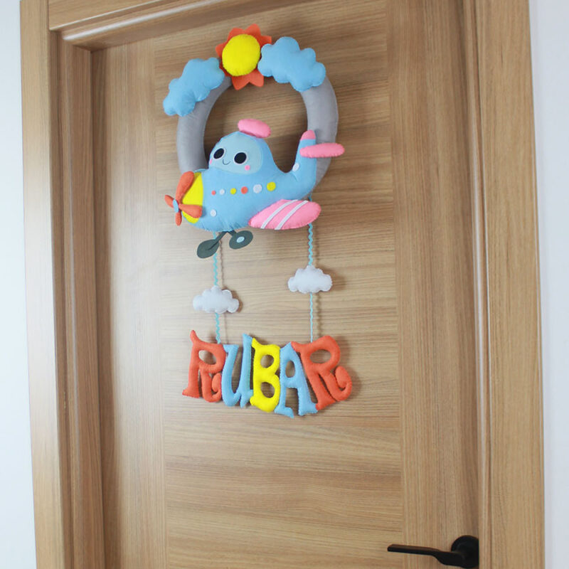 Rubar ismi, kalın renkli keçe harf detayı ve asılış şekli