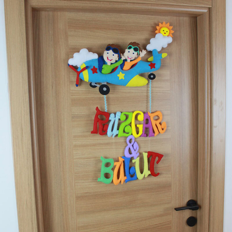 Kardeş odası dekorasyonu için pilot temalı kapı süsü montajı