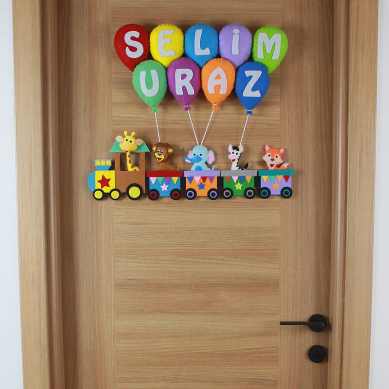 Selim Uraz isimli balonlu trenli safari keçe bebek kapı süsü