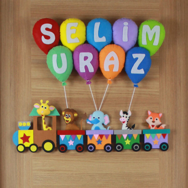 Yakın çekim: Selim Uraz yazılı renkli keçe balon detayları
