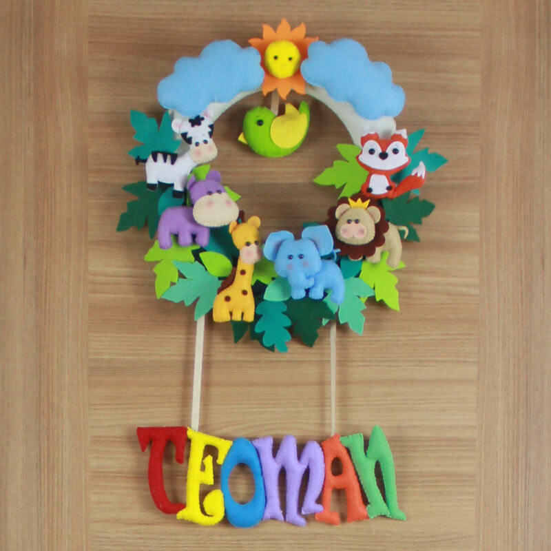 Yakın çekim: Safari halkası üzerindeki hayvan figürleri ve yeşillik