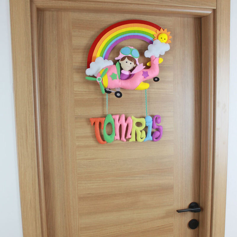 Pilot kız temalı keçe kapı süsünün dikey asılış boyutu