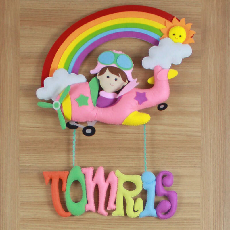 Yakın çekim: Uçak, pilot kız figürü ve gökkuşağı detayları