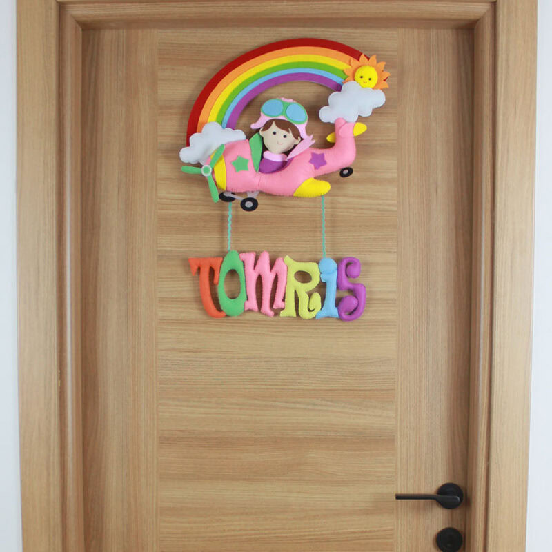 Tomris isimli pilot kız figürlü gökkuşağı keçe bebek kapı süsü