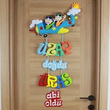 Yakın çekim: Uçak ve pilot kardeş figürleri, bulut ve güneş detayı