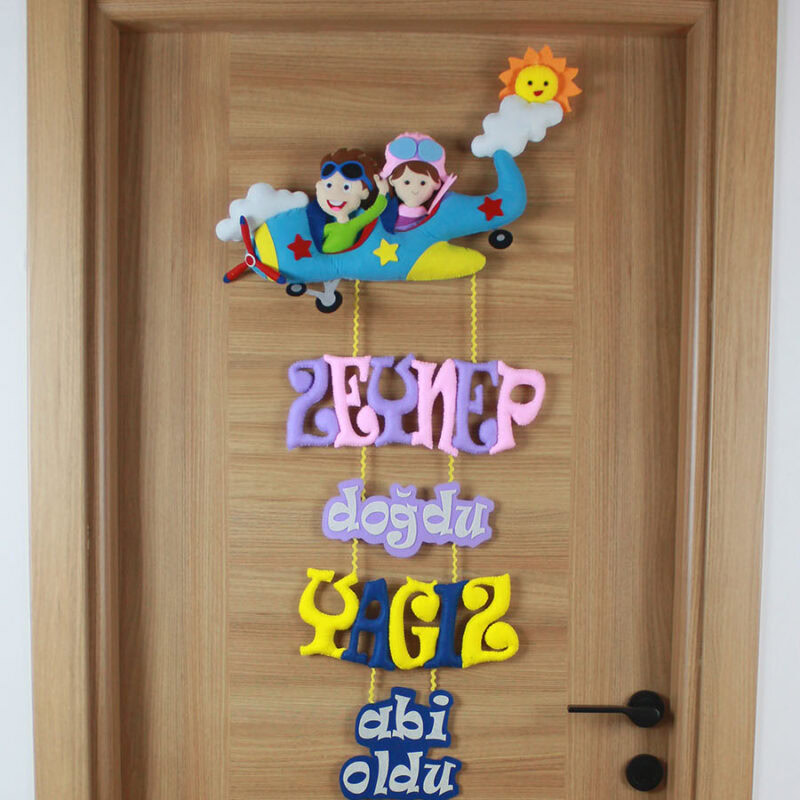 Zeynep ve Yağız isimli pilot kardeş keçe bebek kapı süsü, uçaklı