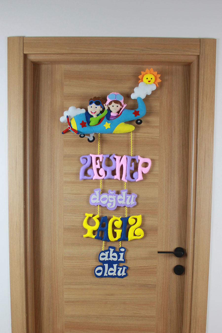 Zeynep ve Yağız isimli pilot kardeş keçe bebek kapı süsü, uçaklı