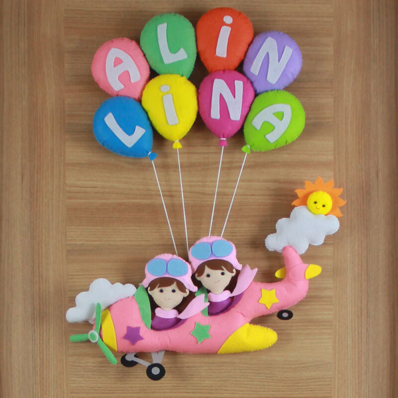 Yakın çekim: Alin Lina yazılı renkli keçe balon detayları