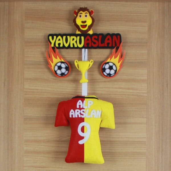 Yakın çekim: Alp Arslan yazılı 9 numaralı sarı kırmızı keçe forma