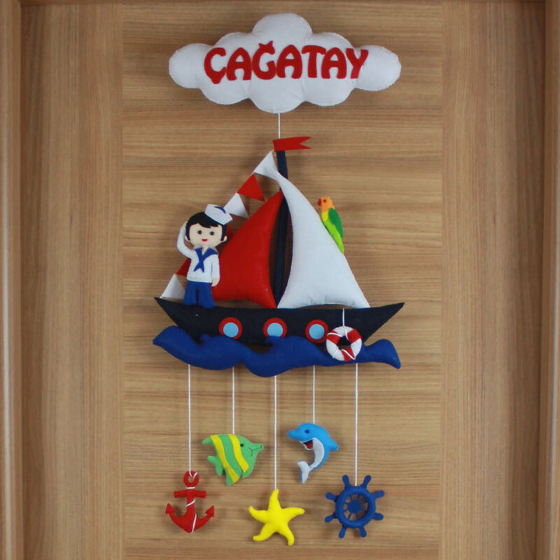 Yakın çekim: Denizci figürü, yelkenli gemi ve can simidi detayı