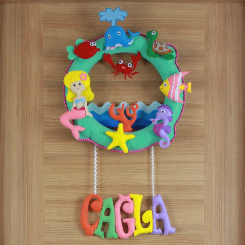 Yakın çekim: Deniz kızı, kırmızı yengeç ve deniz yıldızı figürleri