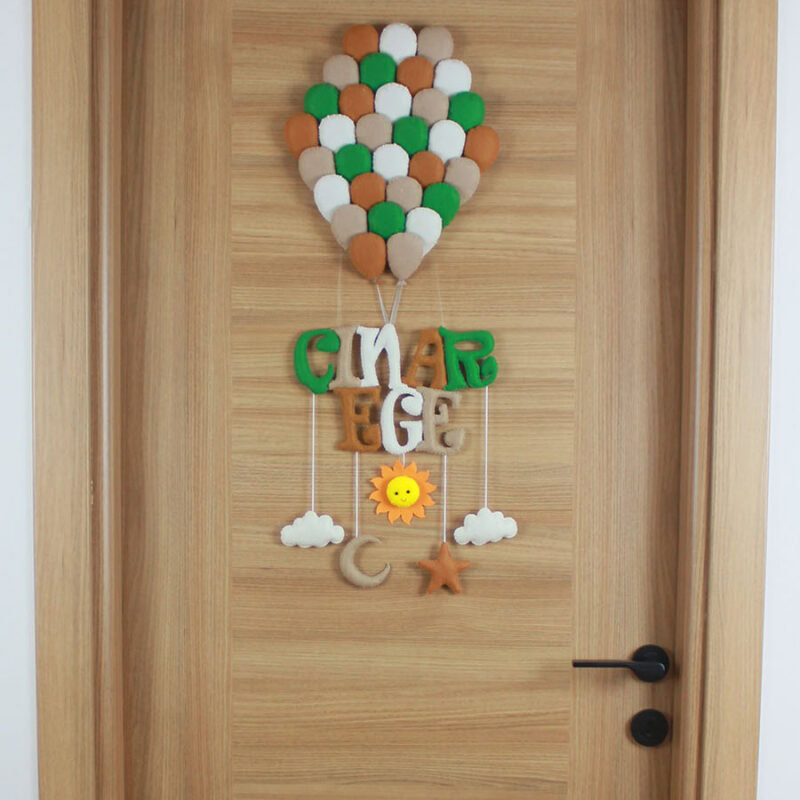 Çınar Ege isimli doğal renkli balonlar temalı keçe kapı süsü, ahşap kapı üzerinde