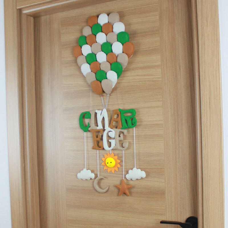 ÇINAR EGE yazılı keçe harfler, güneş, ay ve yıldız figürleri