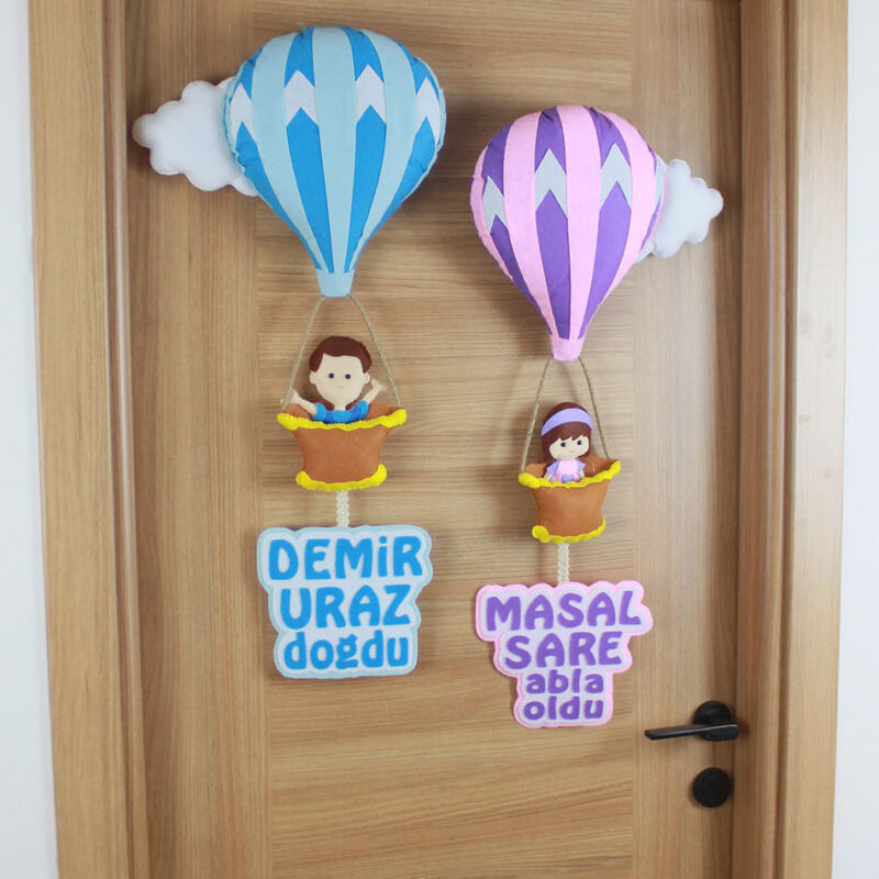 El yapımı keçe kardeş kapı süsü, balon ve bulut detayları