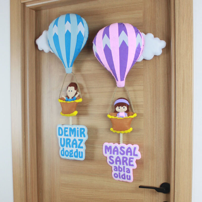 Yakın çekim: Masal Sare abla oldu yazılı pembe balon detayları