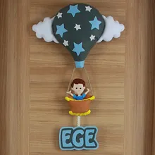 Yakın çekim: Ege yazısı ve sepetindeki bebek figürü detayları
