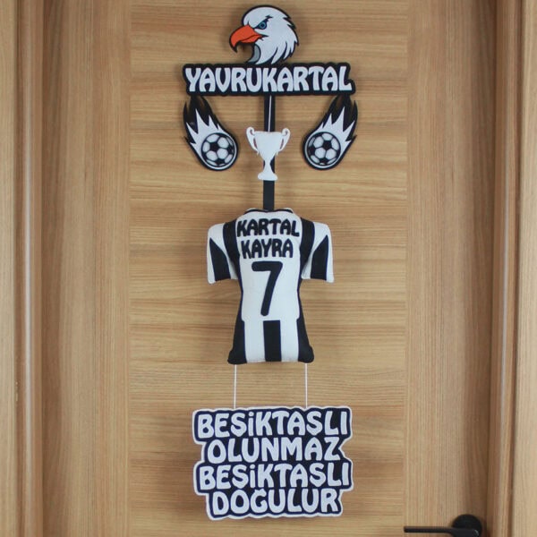 Yakın çekim: Kartal Kayra yazılı 7 numaralı siyah-beyaz çizgili keçe forma