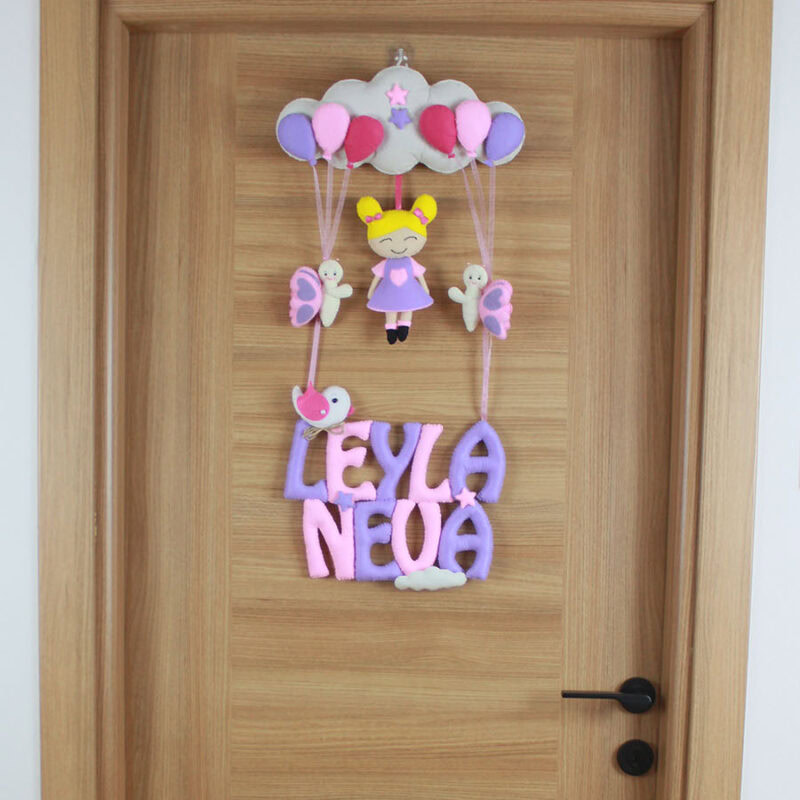 Leyla Neva isimli pembe lila kelebekli keçe hastane kapı süsü