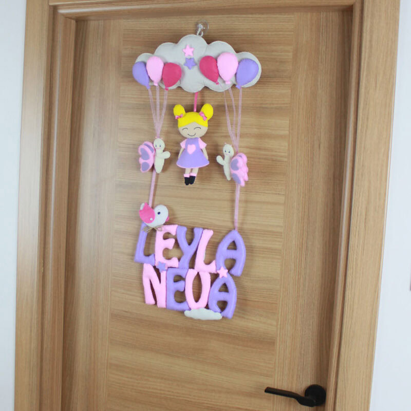 LEYLA NEVA yazılı pembe ve lila keçe harfler ve kelebekler