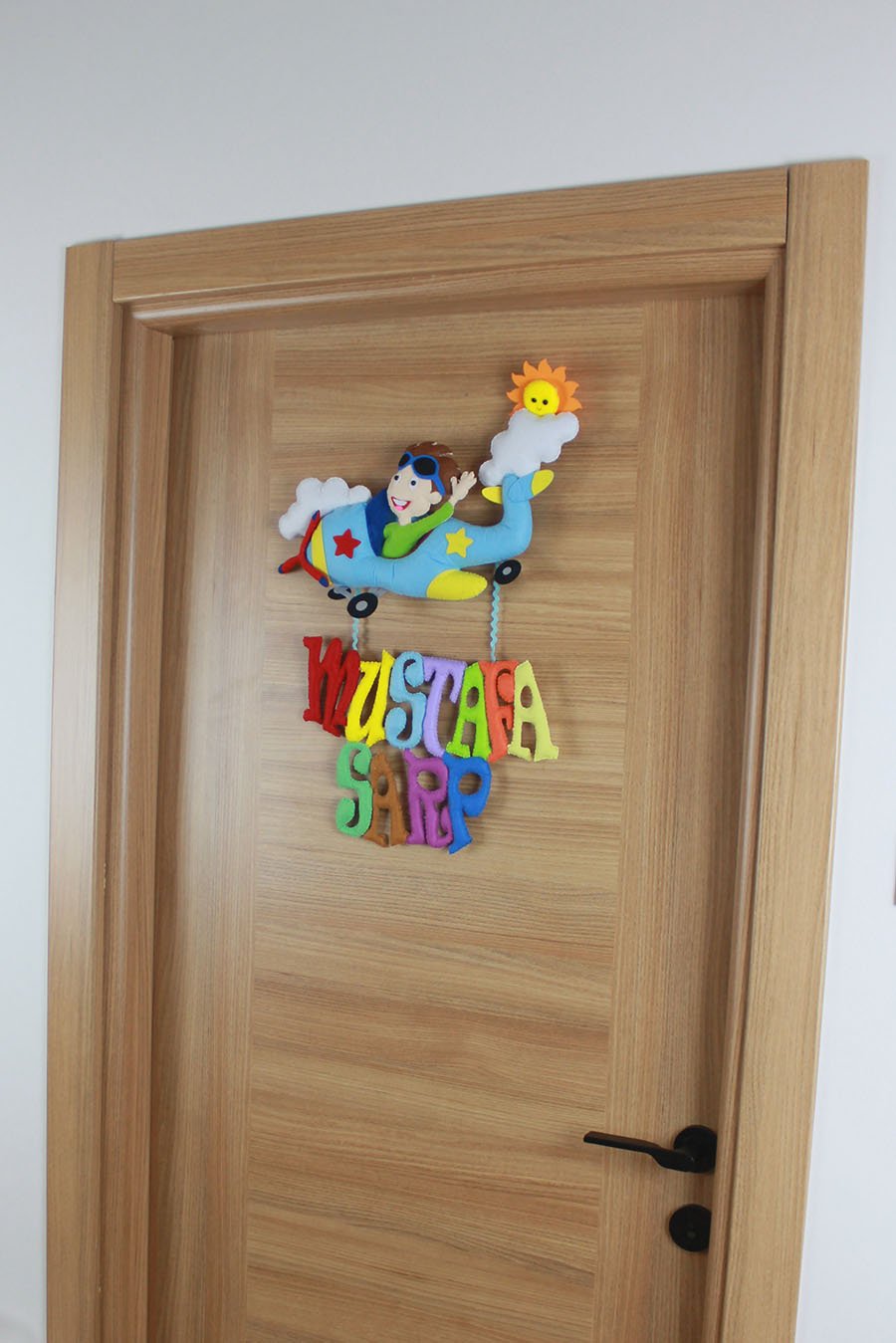 MUSTAFA SARP yazılı renkli keçe harfler ve harf düzeni