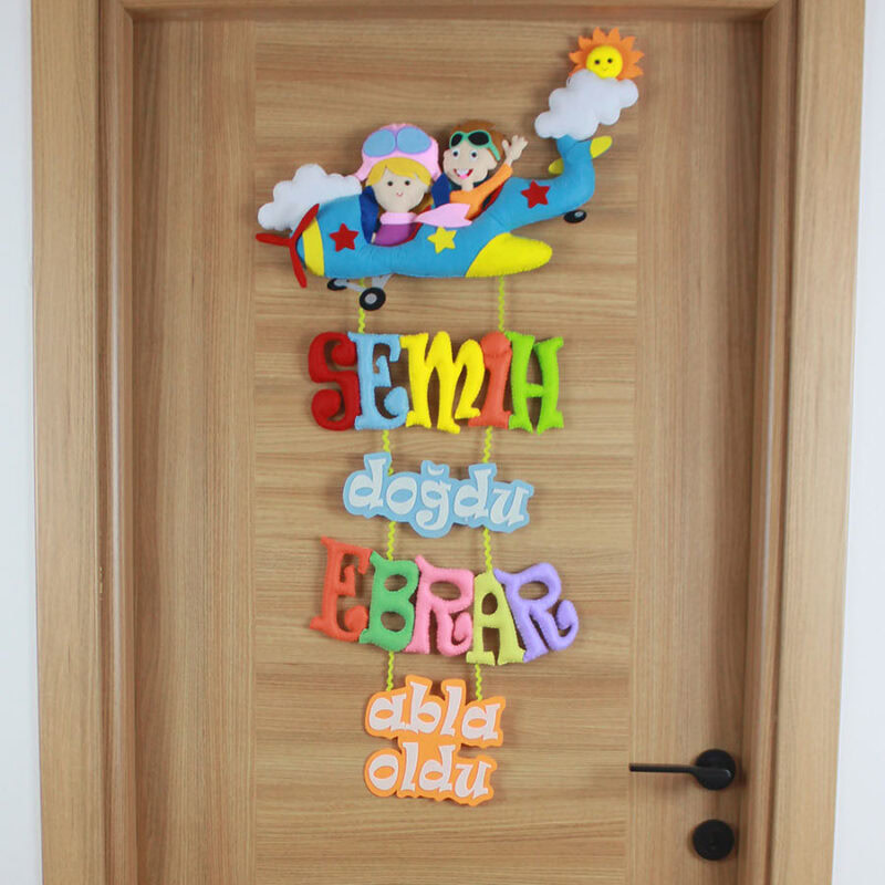 Semih ve Ebrar isimli kardeş pilot temalı keçe hastane kapı süsü