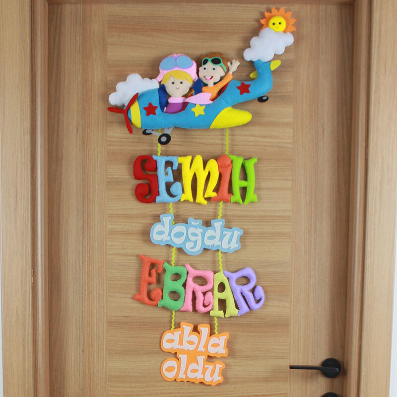 Yakın çekim: Kardeş pilot figürleri, mavi uçak ve güneşli bulut detayı