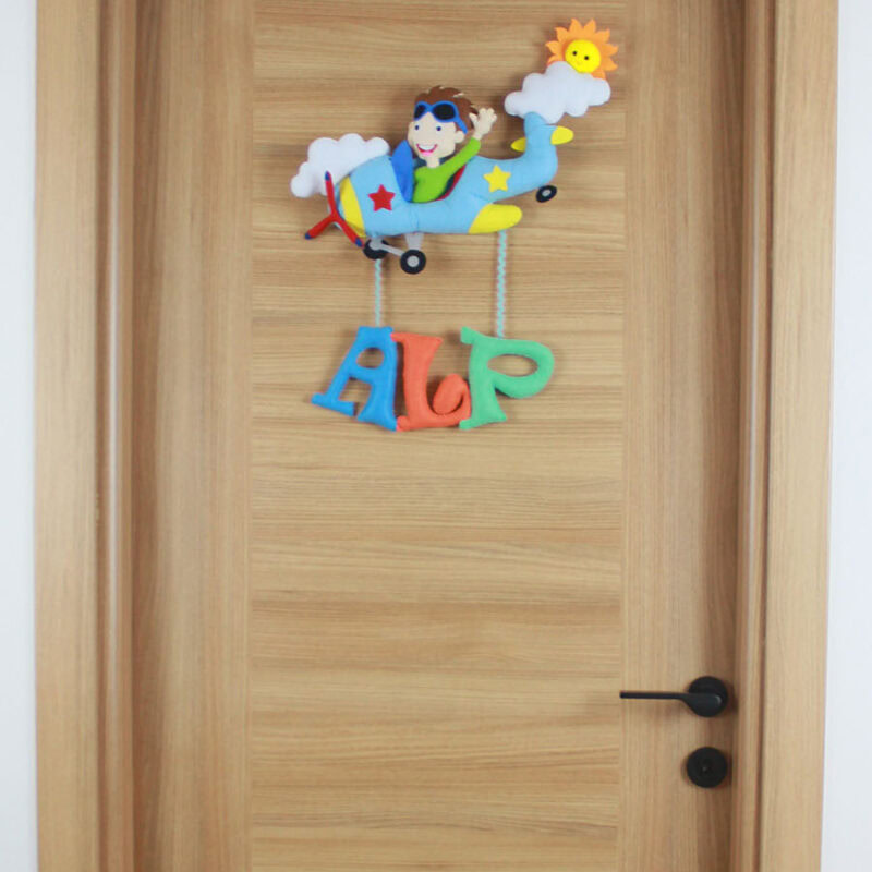 Alp isimli pilot bebek kapı süsü, uçaklı keçe tasarım