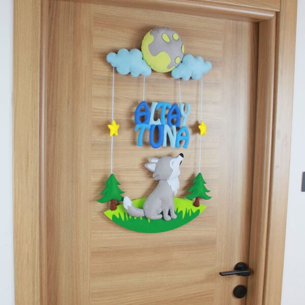 Dolunay, bulutlar ve sarı yıldızlı gökyüzü temalı kapı süsü detayı