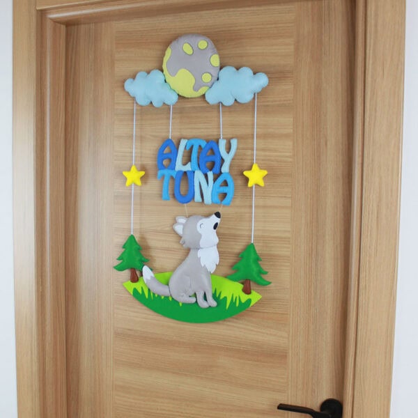 Keçe yavru kurt ve çam ağacı figürlü bebek odası süsü