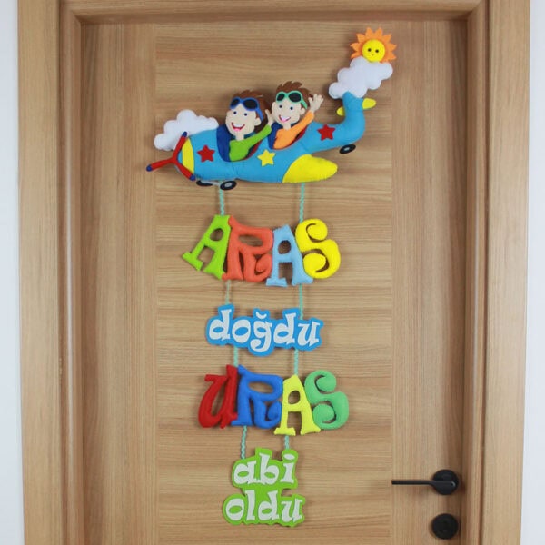 Aras ve Uras isimli kardeş pilot bebek kapı süsü