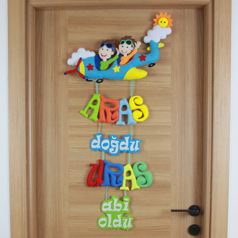 Aras ve Uras isimli kardeş pilot bebek kapı süsü