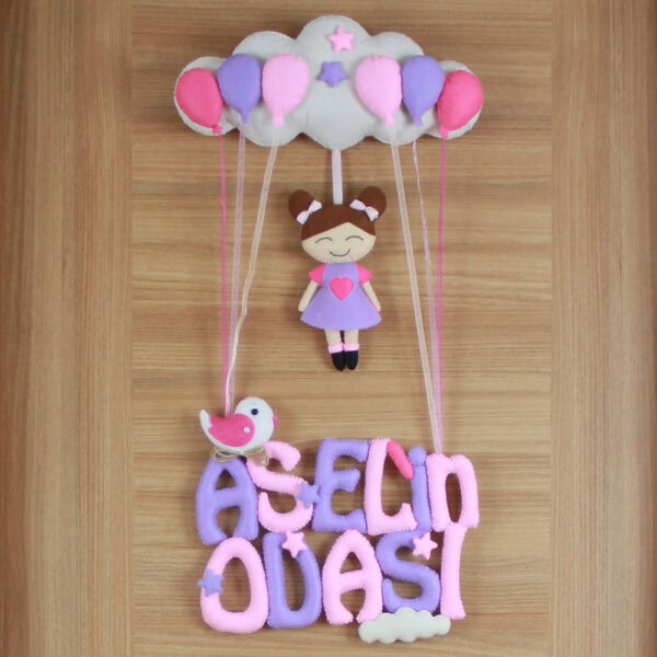 Keçe kız figürü ve pembe lila balon detayları