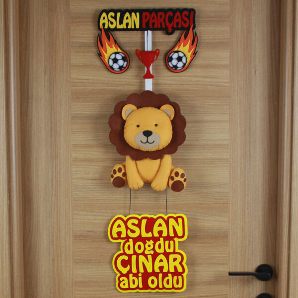 Aslan Parçası yazılı alevli futbol topları ve şampiyonluk kupası