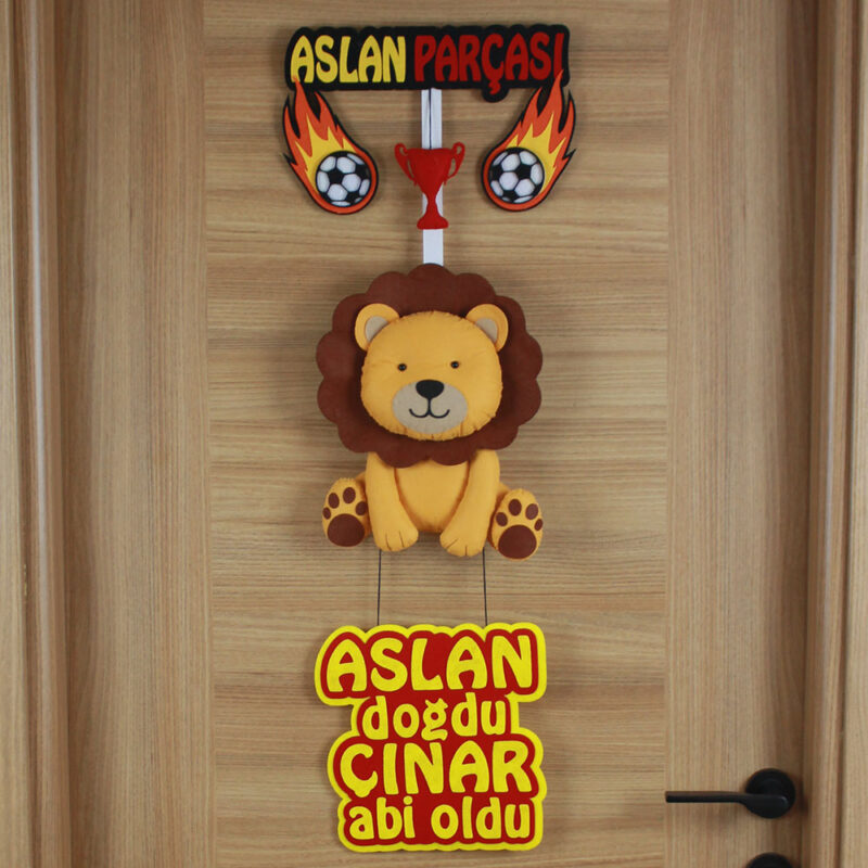 Aslan Parçası yazılı alevli futbol topları ve şampiyonluk kupası