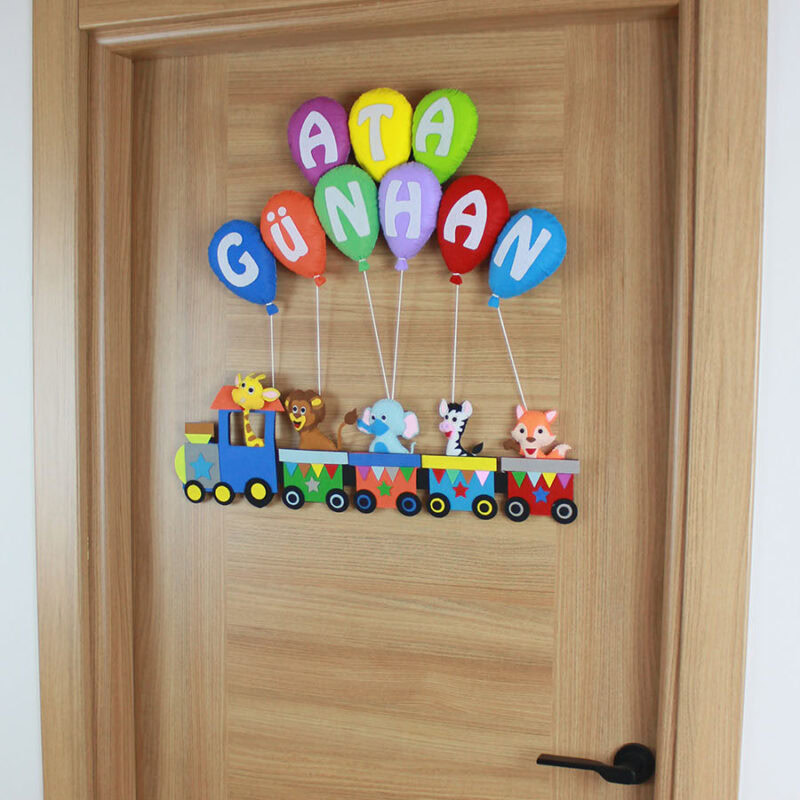 Ata Günhan yazılı rengarenk uçan balonlu isimlik detayı