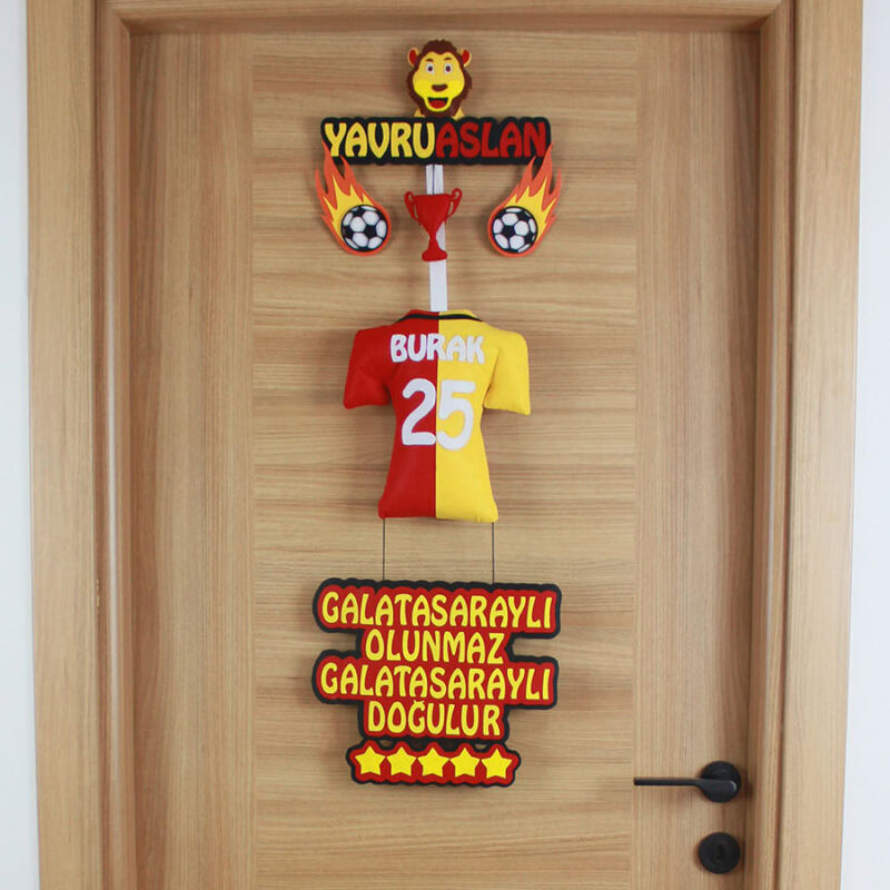 Burak isimli sarı kırmızı renkli aslanlı keçe bebek kapı süsü genel görünüm