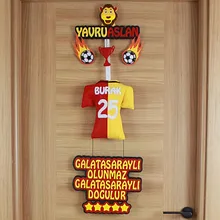 Burak 25 yazılı sarı kırmızı minyatür forma ve kupa detay çekimi