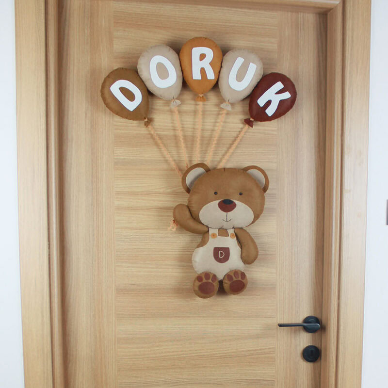 Modern bebek odası için toprak tonlarında kapı süsü dekorasyonu