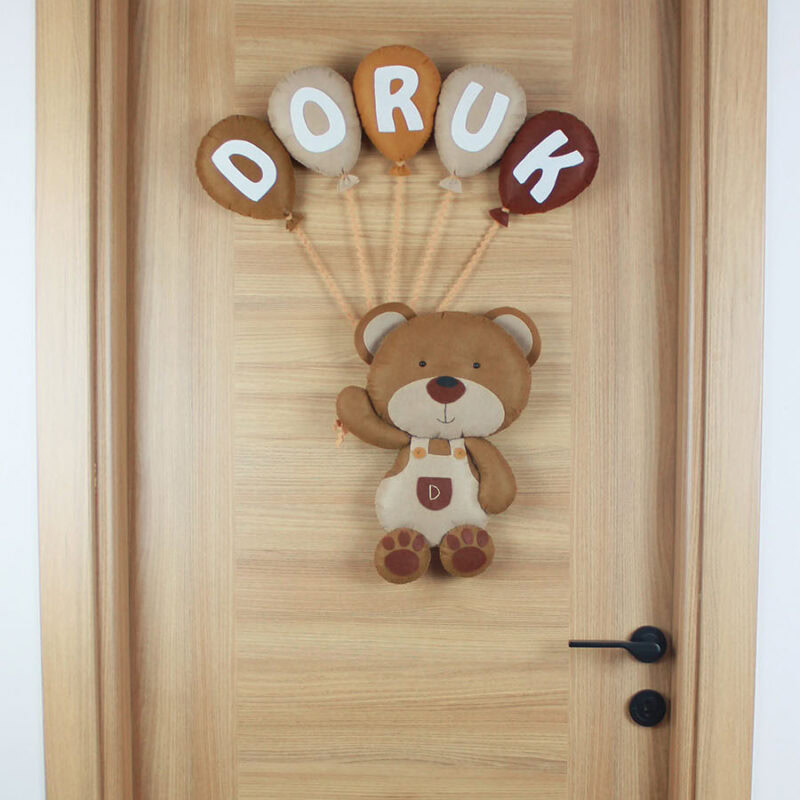 Doruk isimli balonlu ayıcık bebek kapı süsü ahşap kapı üzerinde