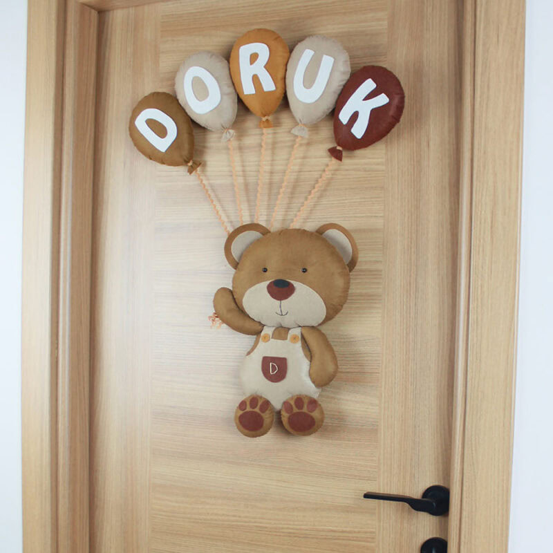 Sevimli keçe ayıcık figürü ve patili ayak detayı