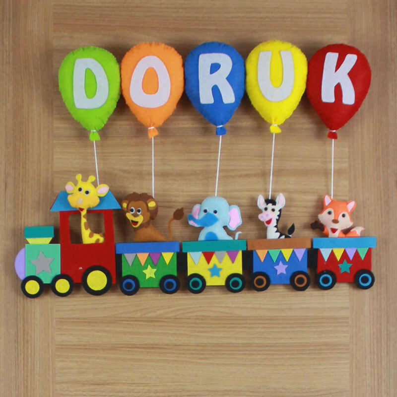 Keçe tren vagonu içinde zürafa, aslan ve fil figürleri detayı