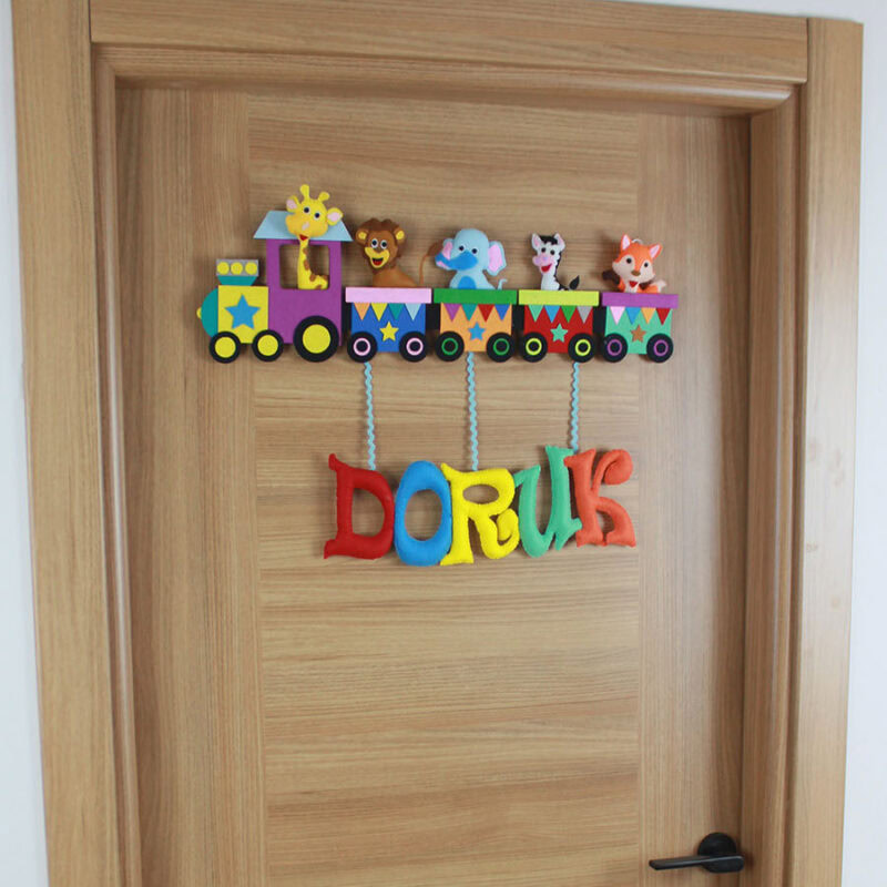 Kırmızı, mavi, sarı, yeşil ve turuncu renklerde hazırlanan, trenin alt kısmında estetik bir şekilde sallanan büyük puntolu 