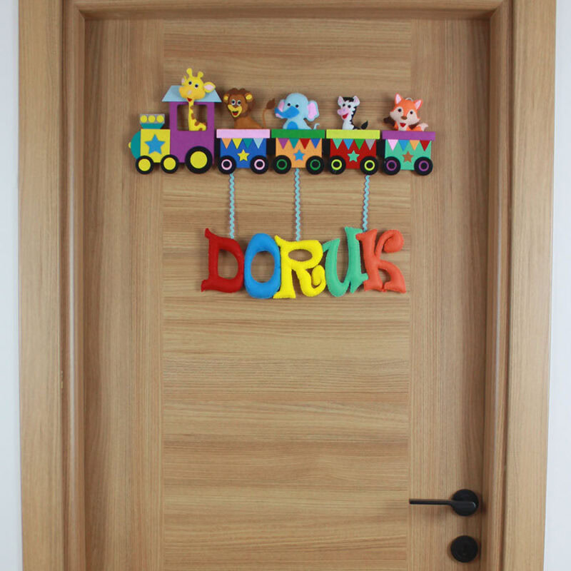Doruk isimli sarkıt harfli tren ve hayvan figürlü bebek kapı süsü
