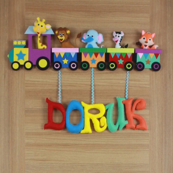 Yakın çekim keçe lokomotif ve zürafa figürü detayı